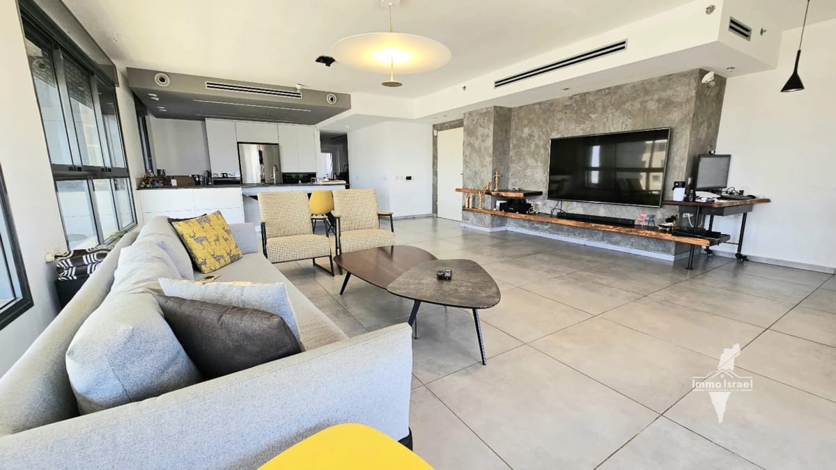6-room penthouse for sale in Ganim Tsafon neighborhood, Ganei Tikva