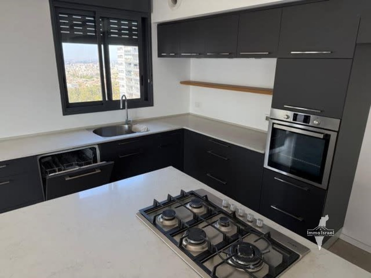 5-room mini penthouse for sale in Ganei Tikva
