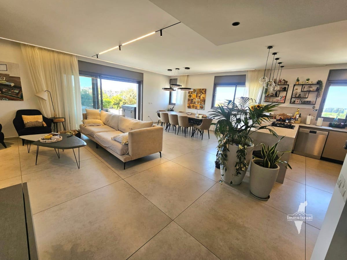 5-room penthouse for sale on Miriam Yalan Shteklis Street, Ra'anana