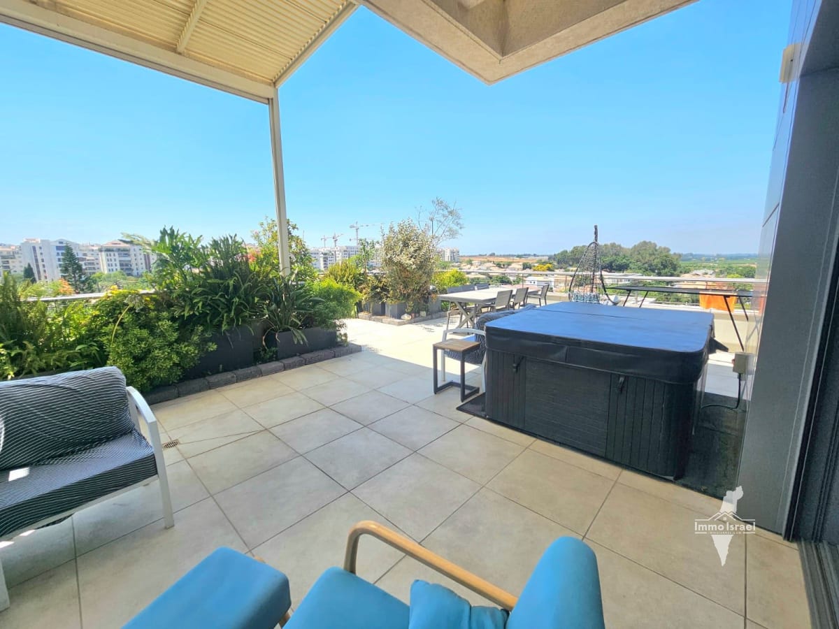 5-room penthouse for sale on Miriam Yalan Shteklis Street, Ra'anana