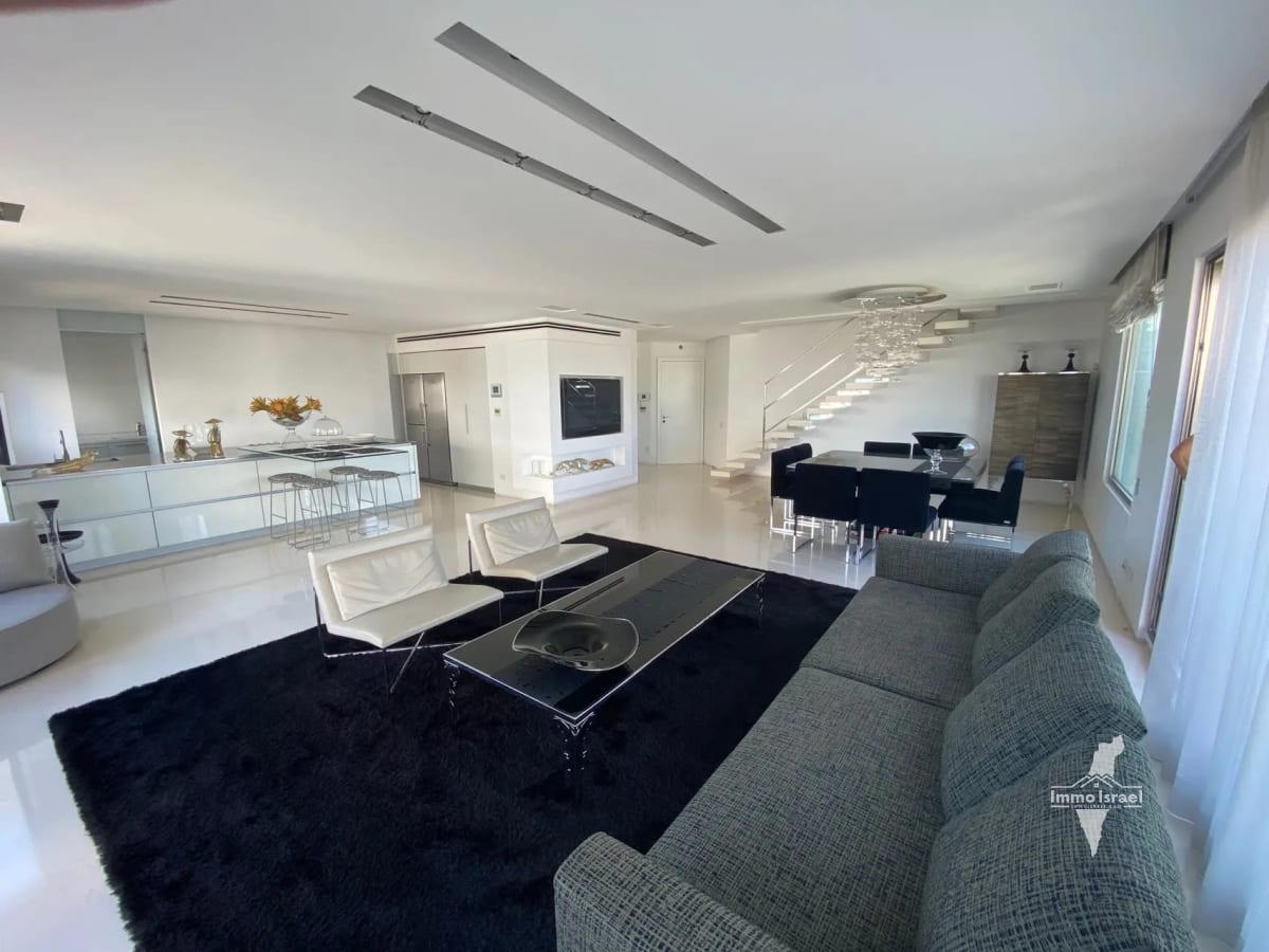5-room duplex penthouse for sale on Mikha'el Ne'eman Street, Tel Aviv