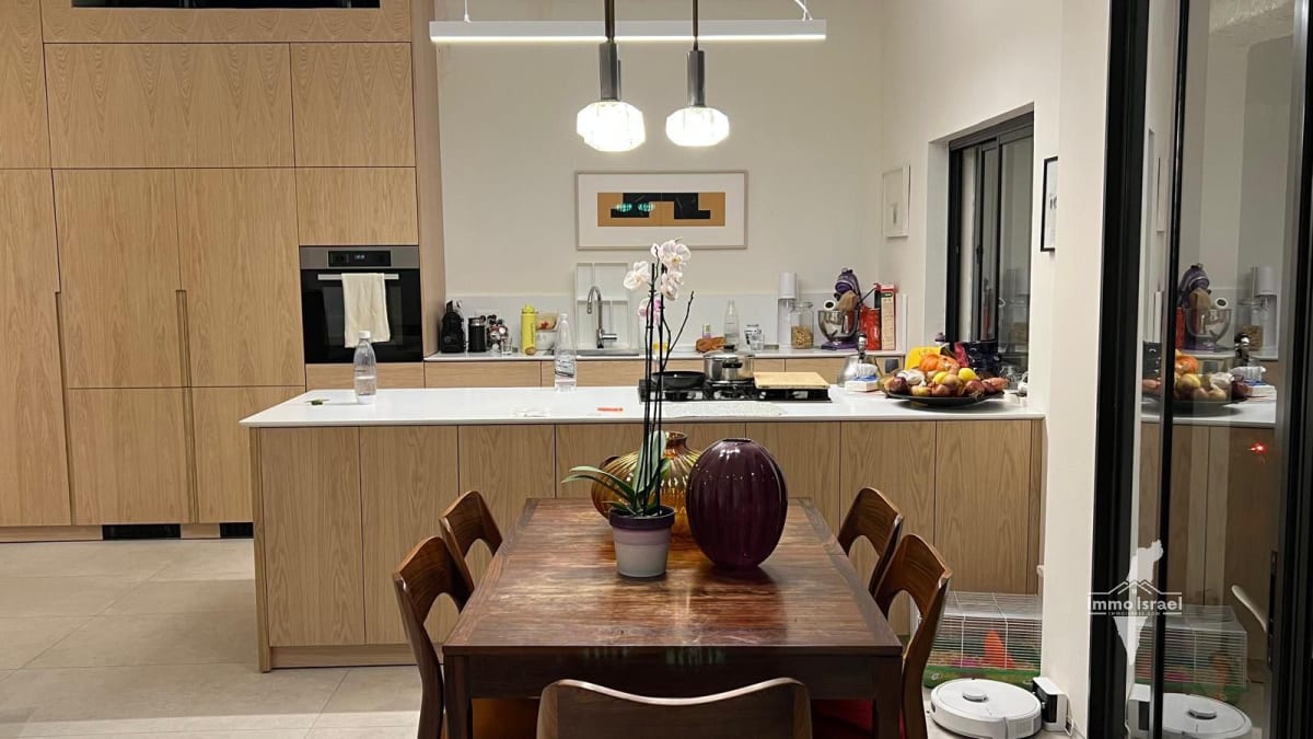 5-room apartment for sale on J. L. Gordon Street, Tel Aviv