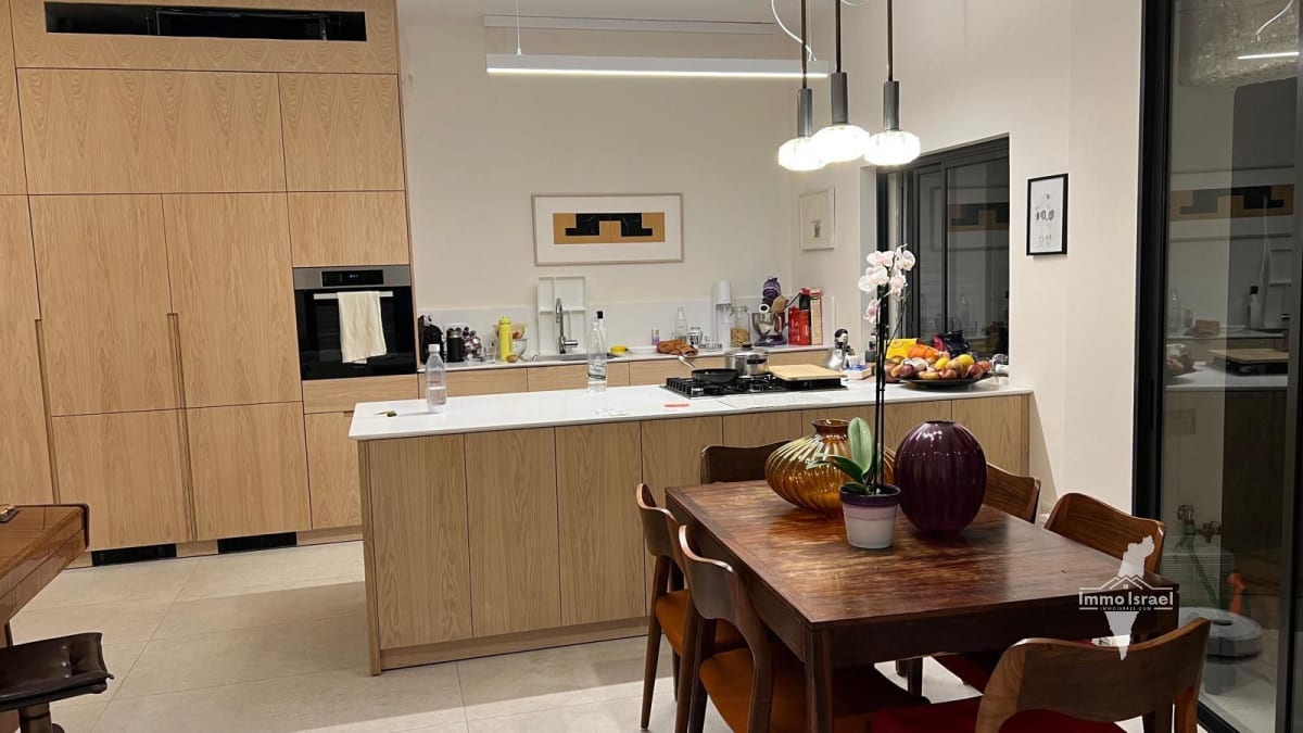 5-room apartment for sale on J. L. Gordon Street, Tel Aviv