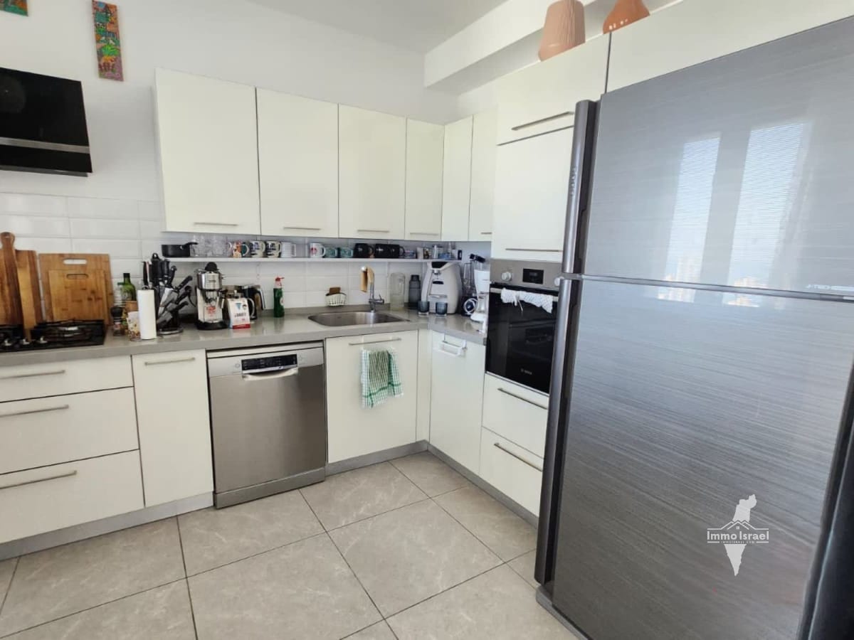 4-room apartment for sale on Ha-Rav Nisanbaum Street, Bat Yam