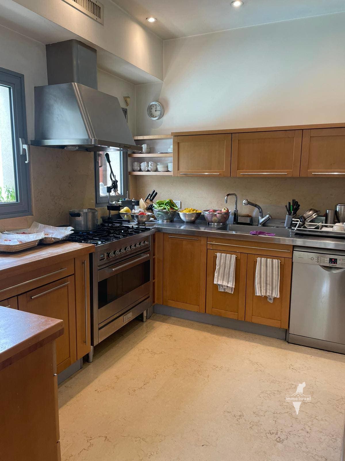 8-room cottage for sale on Rozov Street, Tel Aviv