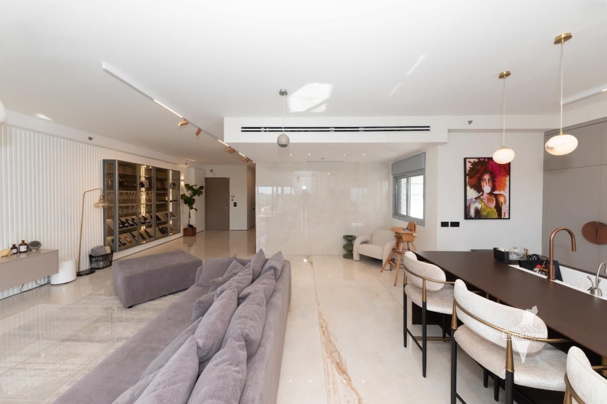 5-room penthouse for sale on Shulamit Aloni Street, Rishon LeZion