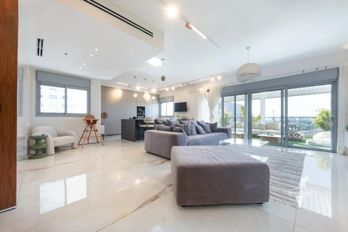 5-room penthouse for sale on Shulamit Aloni Street, Rishon LeZion