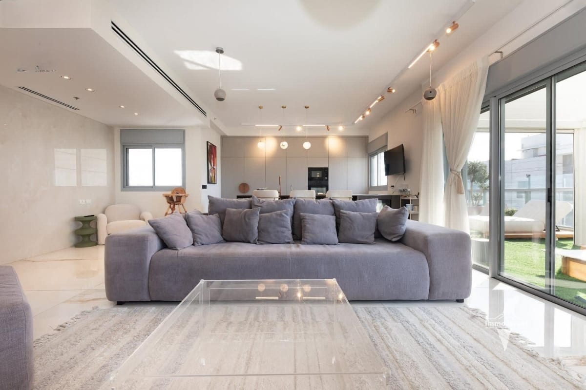 5-room penthouse for sale on Shulamit Aloni Street, Rishon LeZion