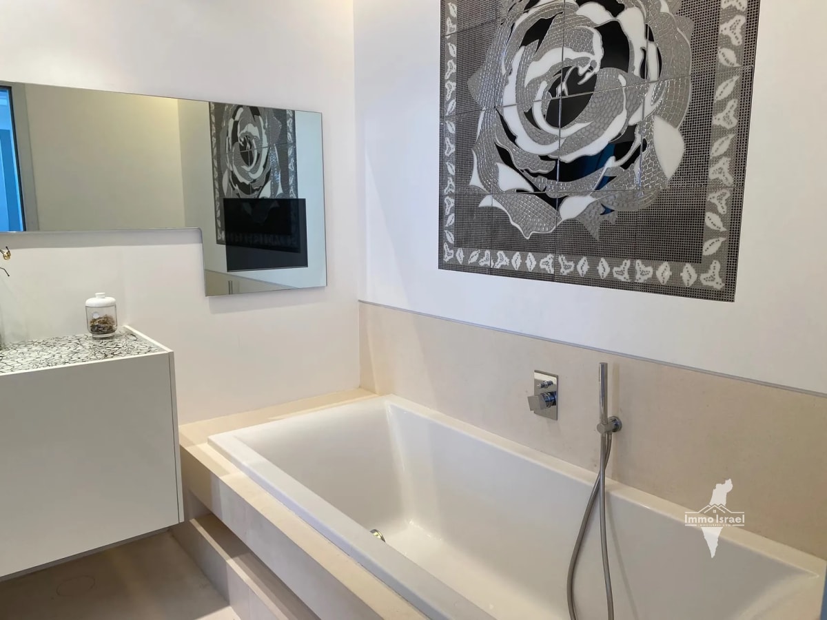 5-room apartment for sale on Mikha'el Ne'eman Street, Tel Aviv