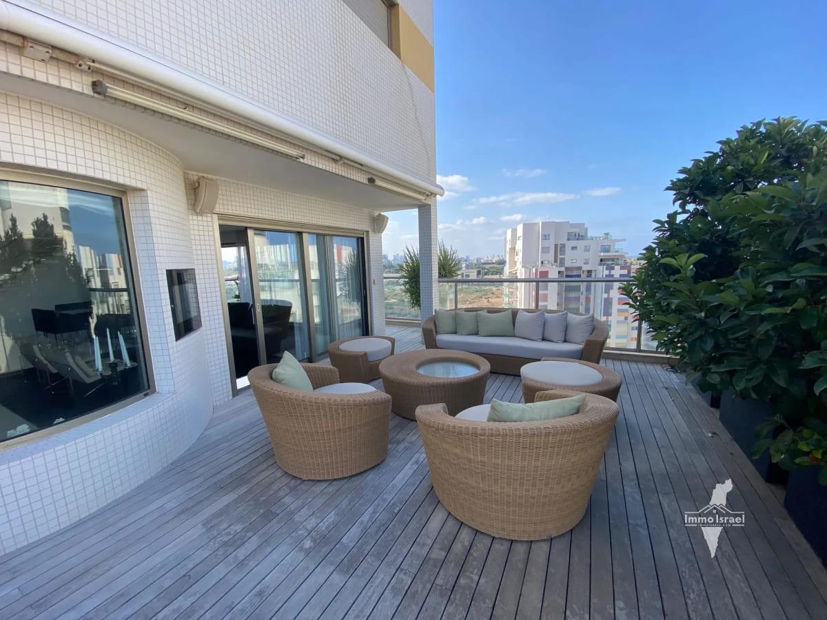 5-room apartment for sale on Mikha'el Ne'eman Street, Tel Aviv