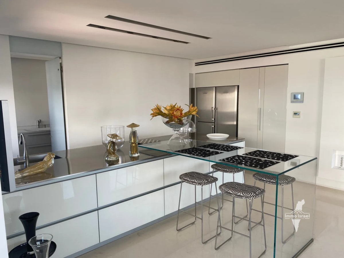 5-room apartment for sale on Mikha'el Ne'eman Street, Tel Aviv