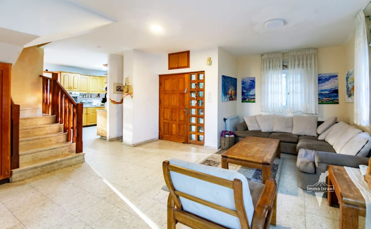 9.5-Room Villa For Sale On Avinadav Street, Kiryat Ye'arim