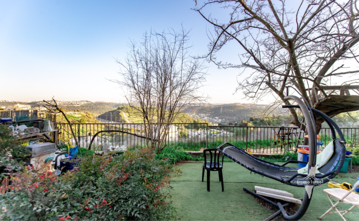 9.5-Room Villa For Sale On Avinadav Street, Kiryat Ye'arim