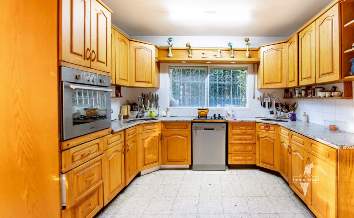 9.5-Room Villa For Sale On Avinadav Street, Kiryat Ye'arim