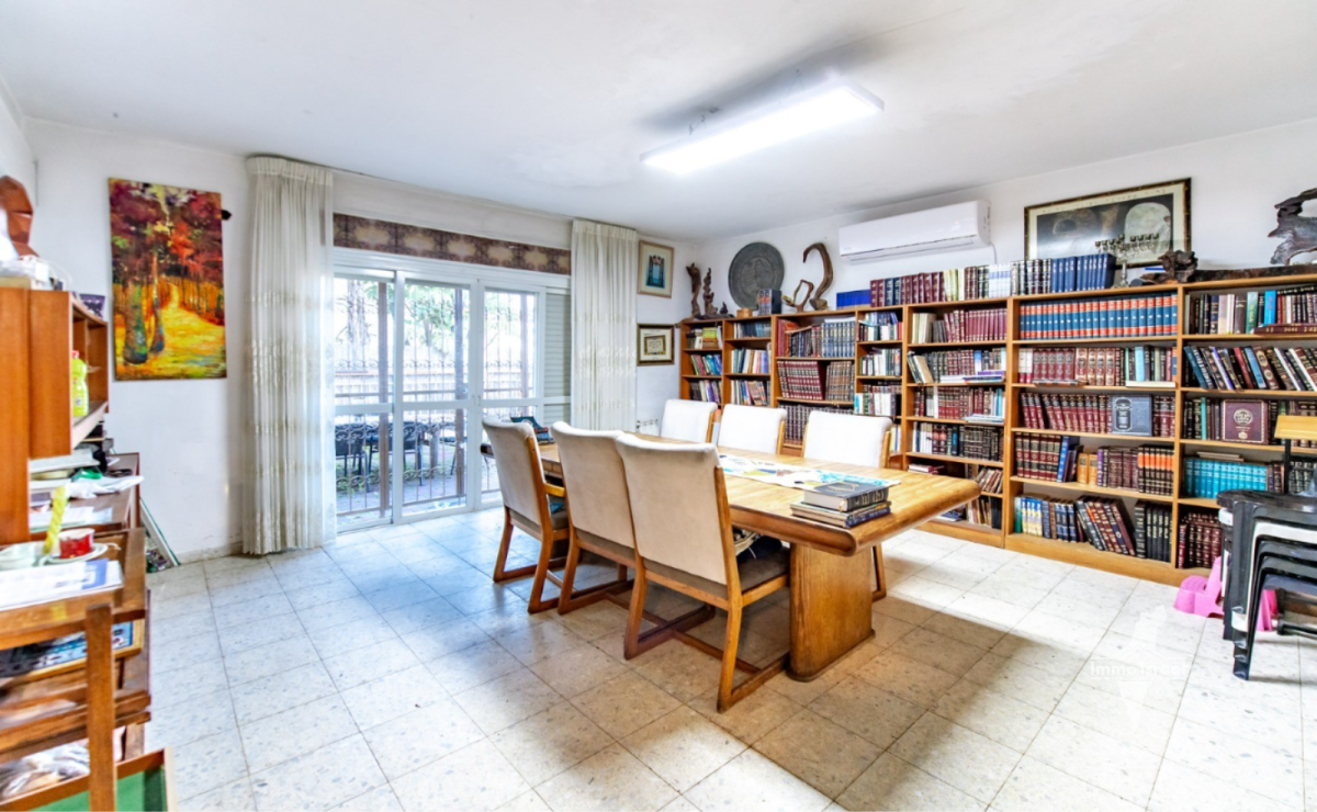 9.5-Room Villa For Sale On Avinadav Street, Kiryat Ye'arim