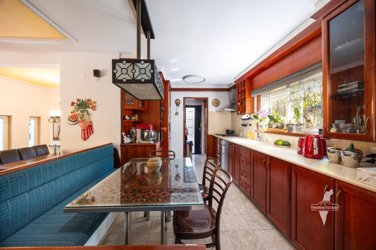 9-Room Villa For Sale On HaEtrog Street, Giv’at Ze’ev