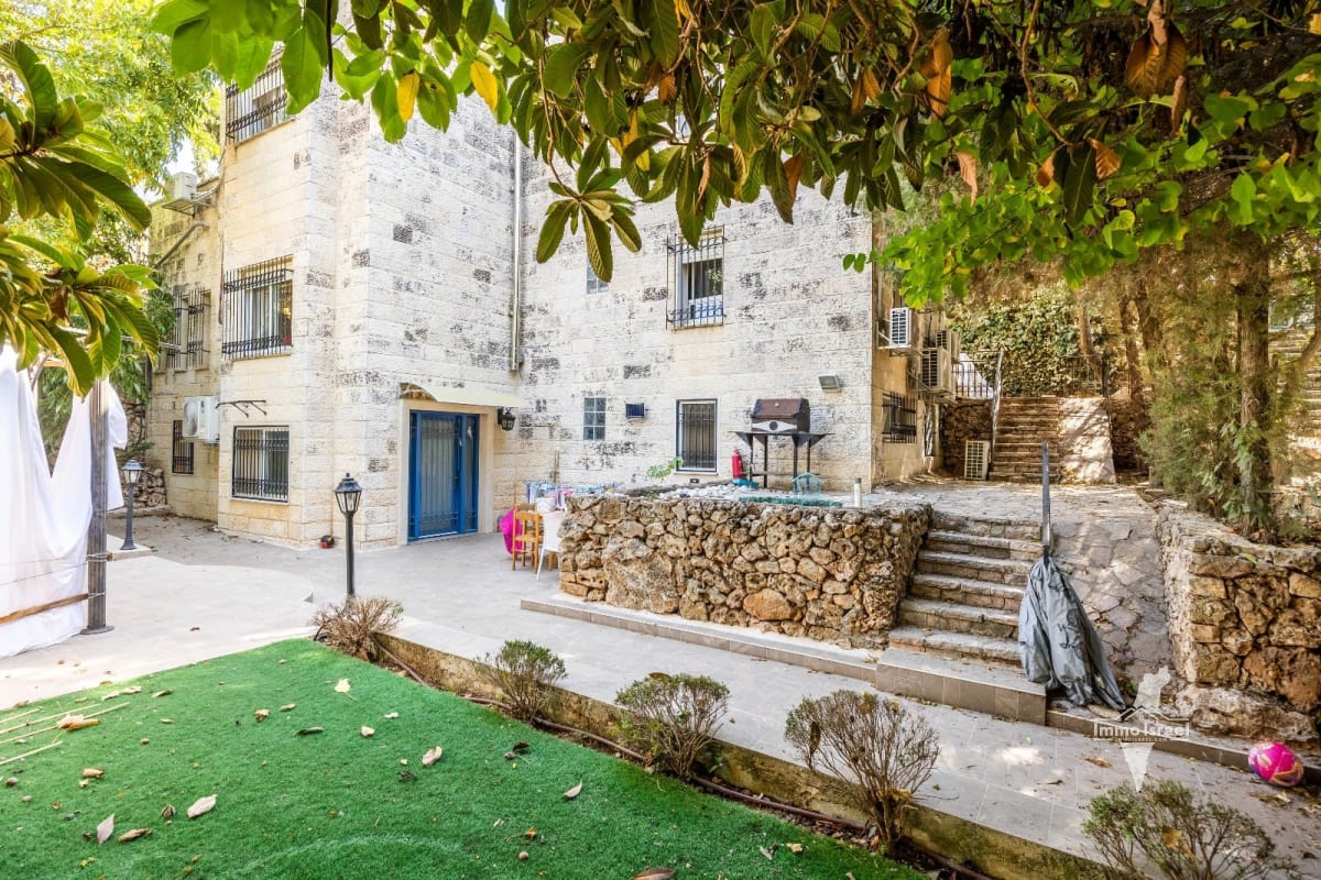 9-Room Villa For Sale On HaEtrog Street, Giv’at Ze’ev