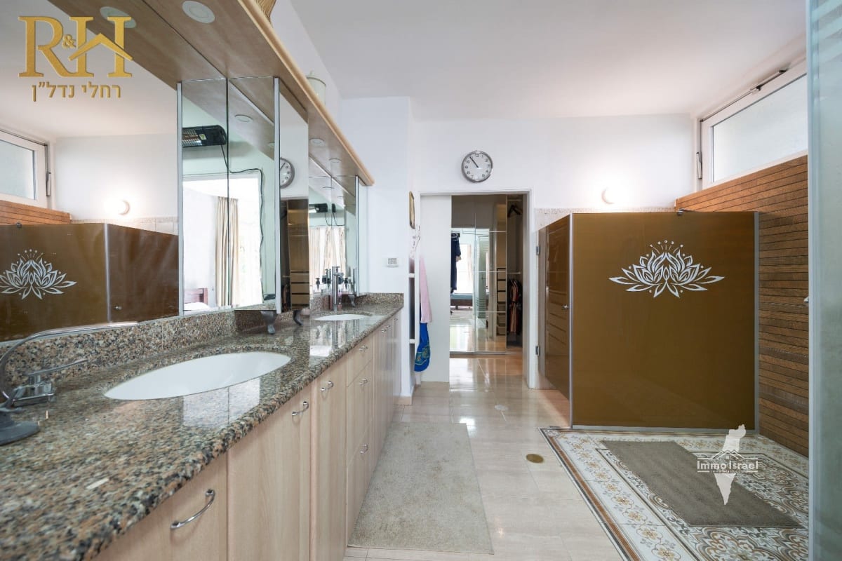 10-Room Mansion For Sale On Be’erot Street, Giv’at Ze’ev