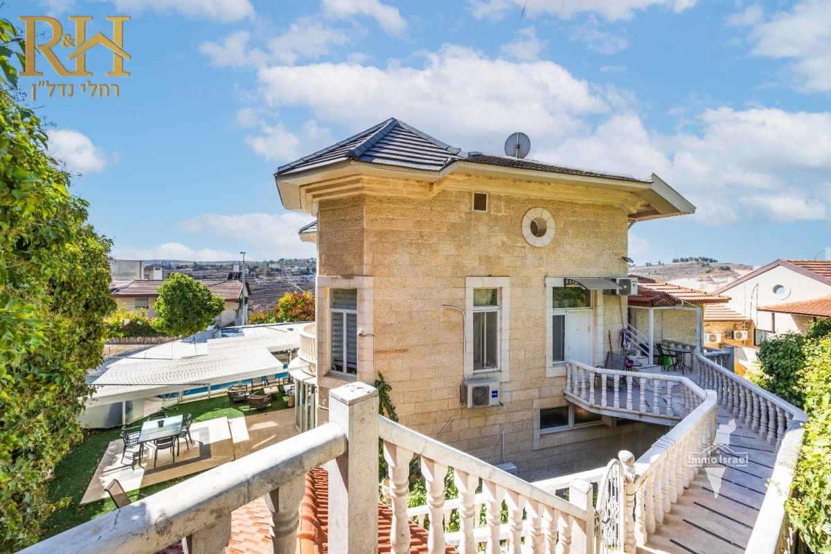 10-Room Mansion For Sale On Be’erot Street, Giv’at Ze’ev
