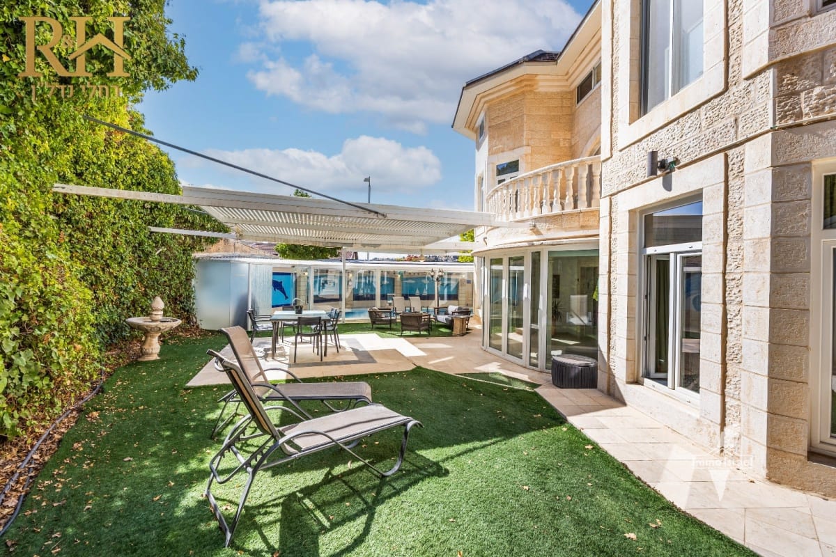 10-Room Mansion For Sale On Be’erot Street, Giv’at Ze’ev