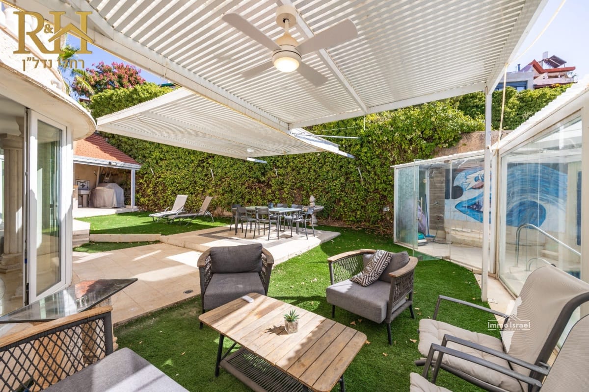 10-Room Mansion For Sale On Be’erot Street, Giv’at Ze’ev