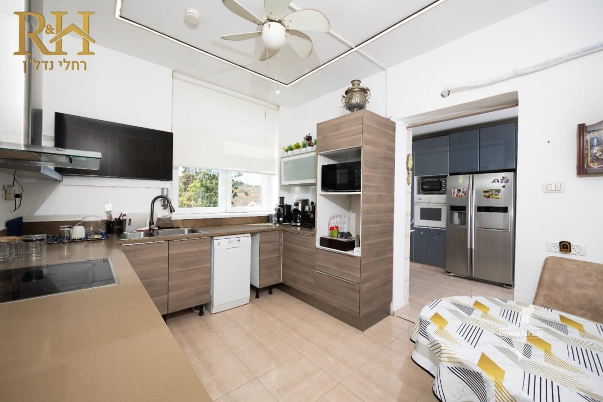 10-Room Mansion For Sale On Be’erot Street, Giv’at Ze’ev