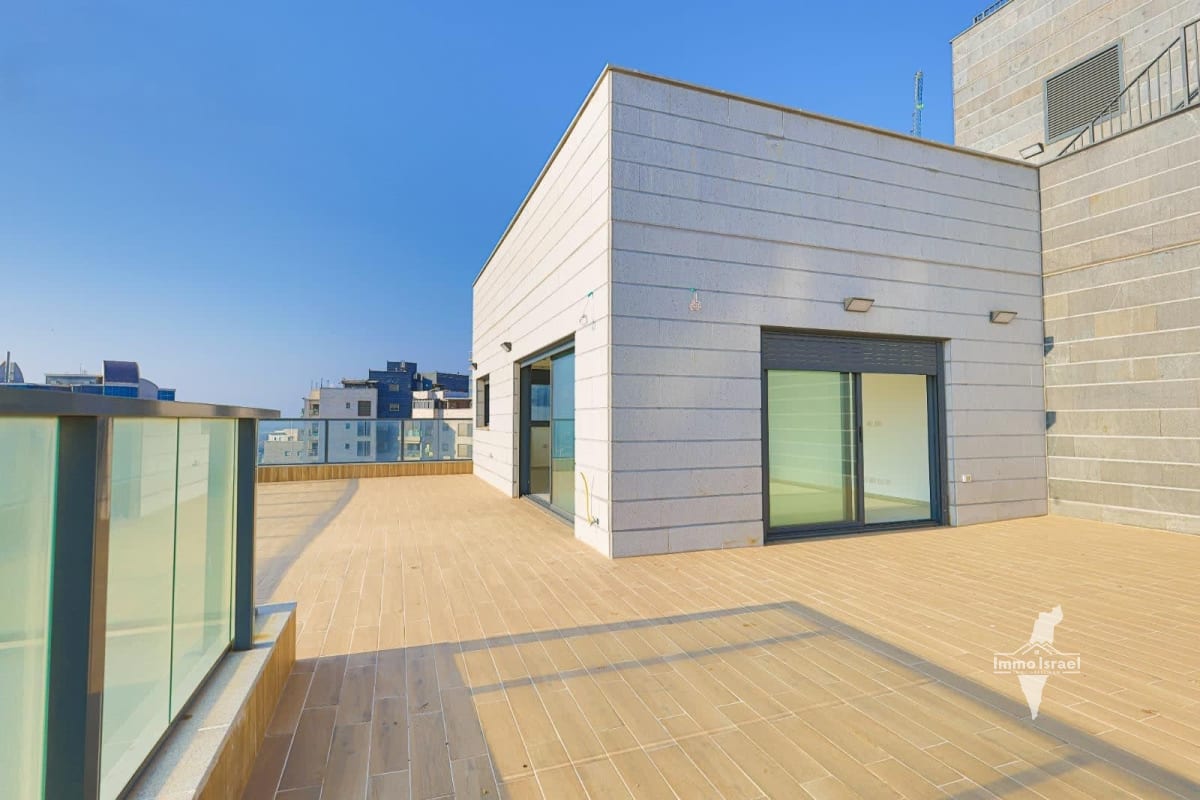 5-Room Penthouse For Sale On Arzei HaLevanon Street, Hadera