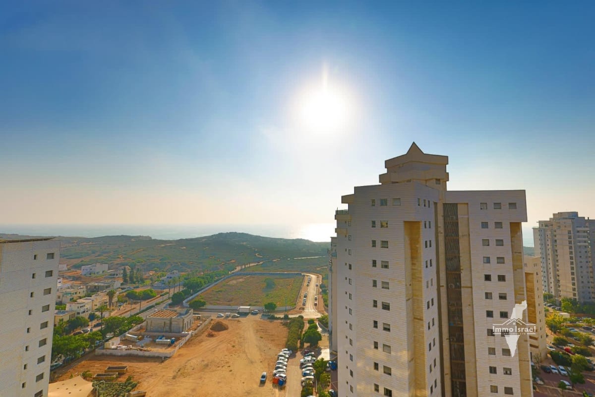 5-Room Penthouse For Sale On Arzei HaLevanon Street, Hadera