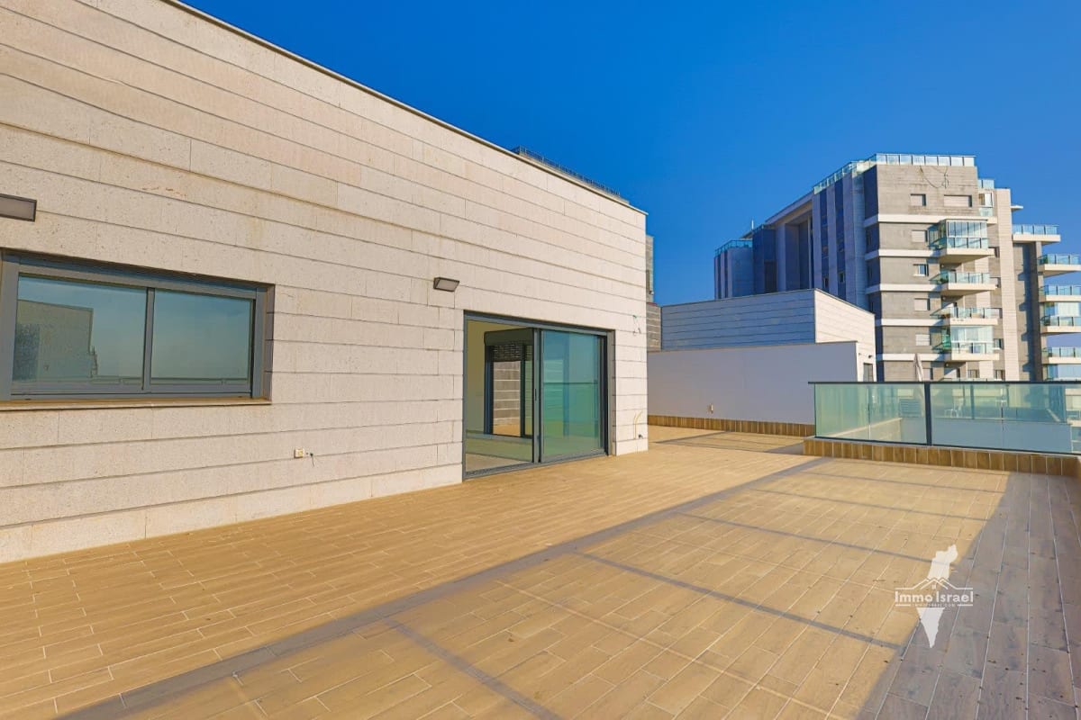 5-Room Penthouse For Sale On Arzei HaLevanon Street, Hadera
