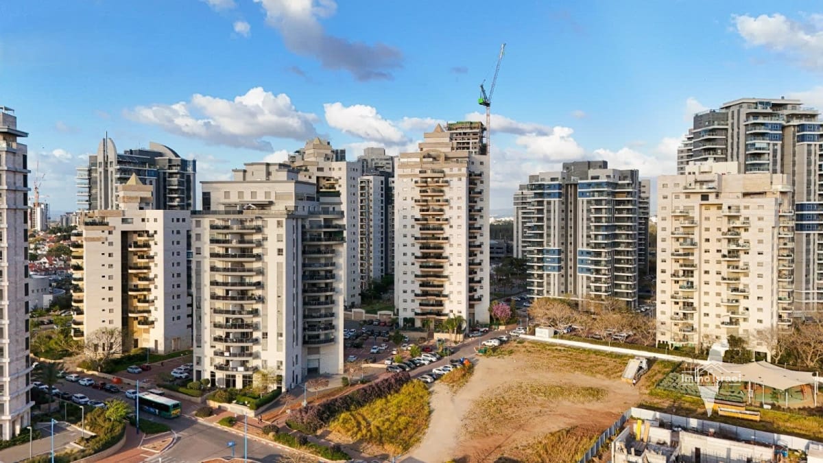 5-Room Penthouse For Sale On Arzei HaLevanon Street, Hadera