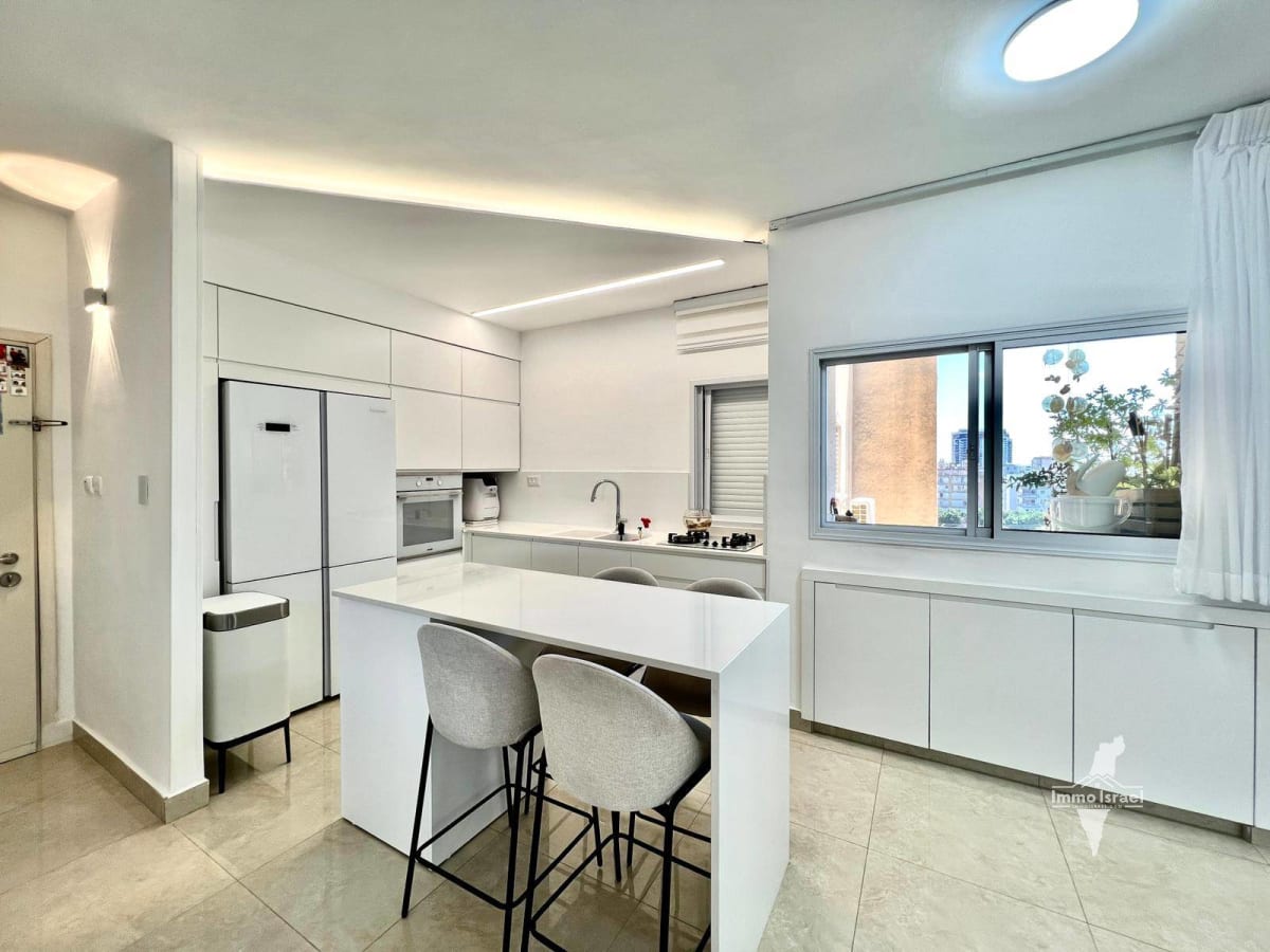 Квартира с 3 комнатами на продажу на улице ха-Рав Кук, Нетания