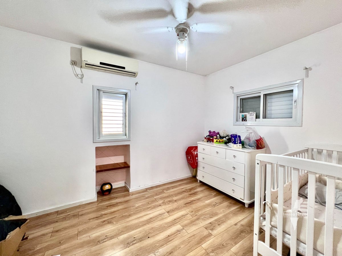 Коттедж с 6 комнатами на продажу на улице Эмек Хефер, Нетания