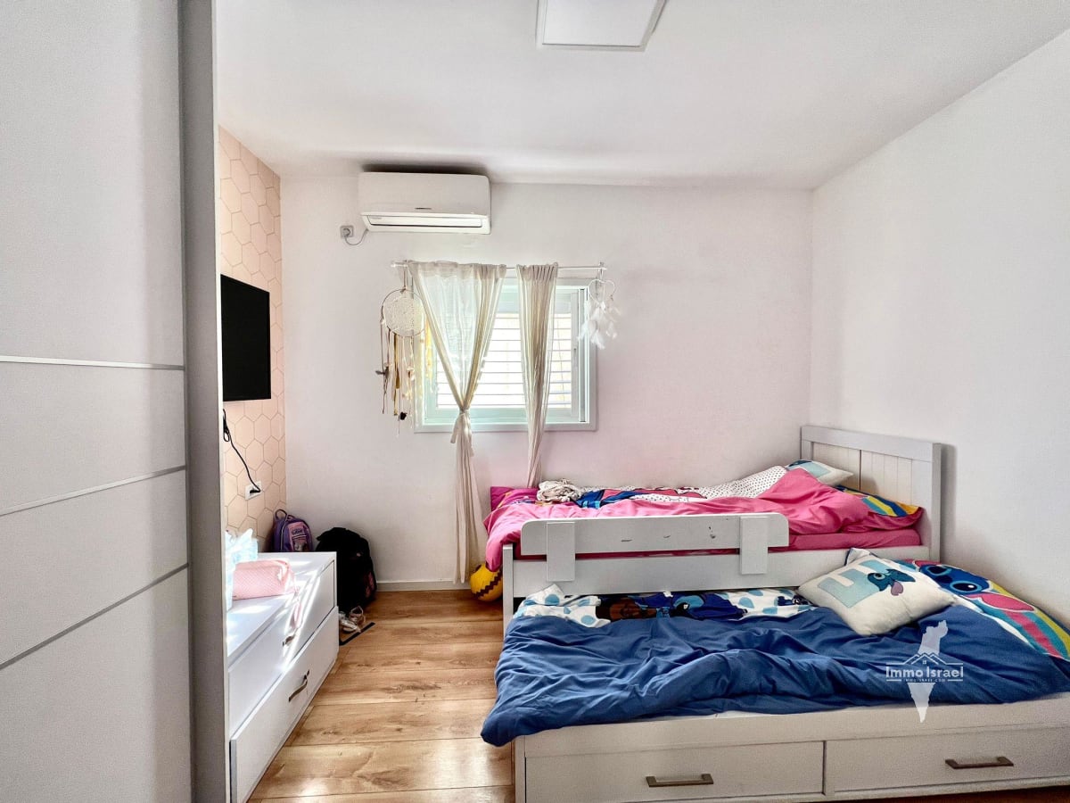 Коттедж с 6 комнатами на продажу на улице Эмек Хефер, Нетания