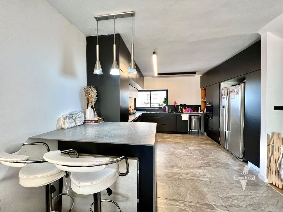 Коттедж с 6 комнатами на продажу на улице Эмек Хефер, Нетания