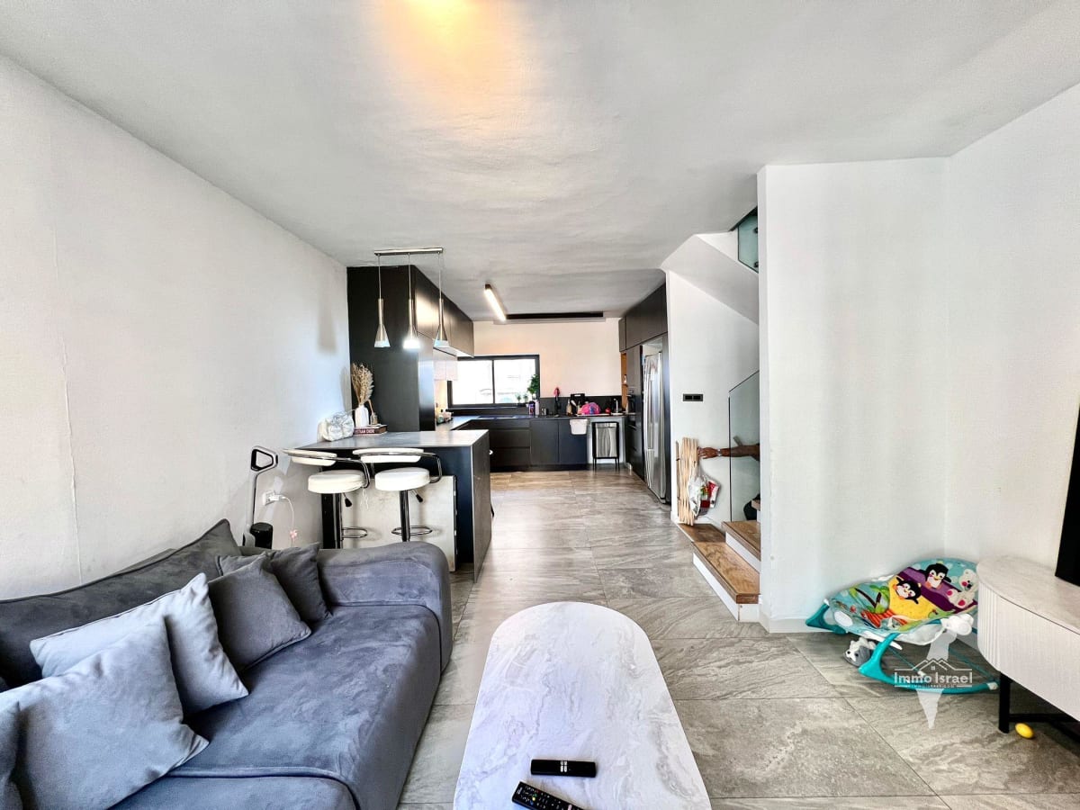 Коттедж с 6 комнатами на продажу на улице Эмек Хефер, Нетания