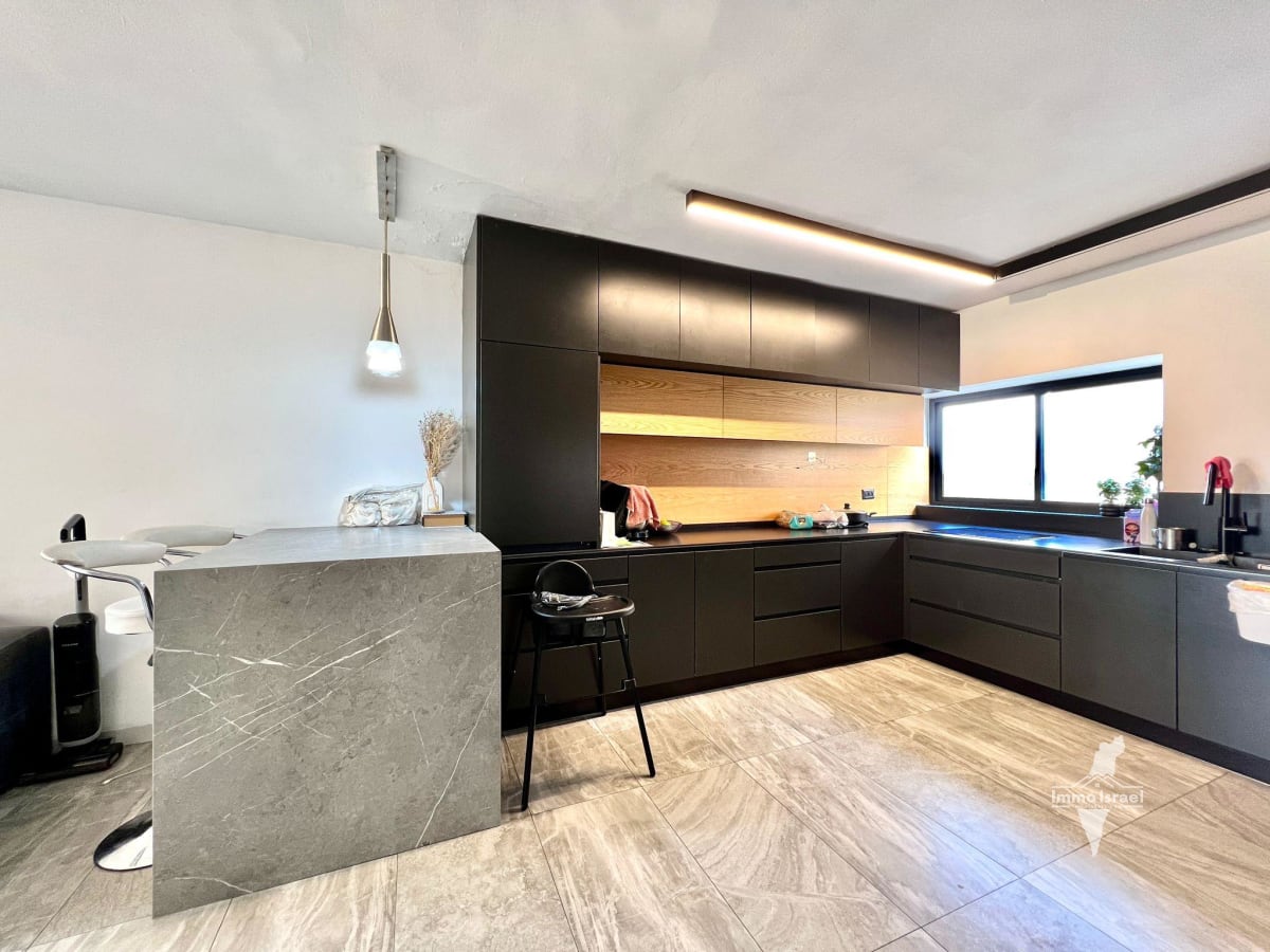 Коттедж с 6 комнатами на продажу на улице Эмек Хефер, Нетания