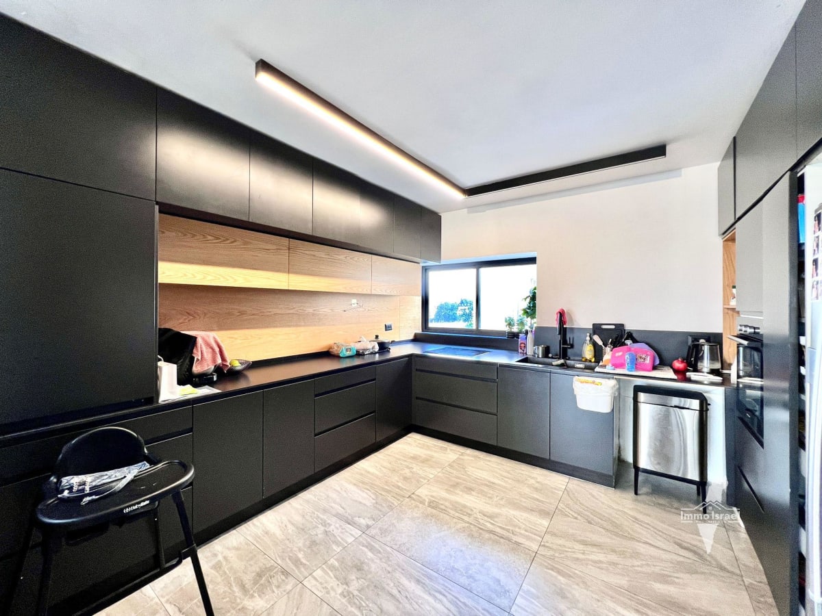 Коттедж с 6 комнатами на продажу на улице Эмек Хефер, Нетания