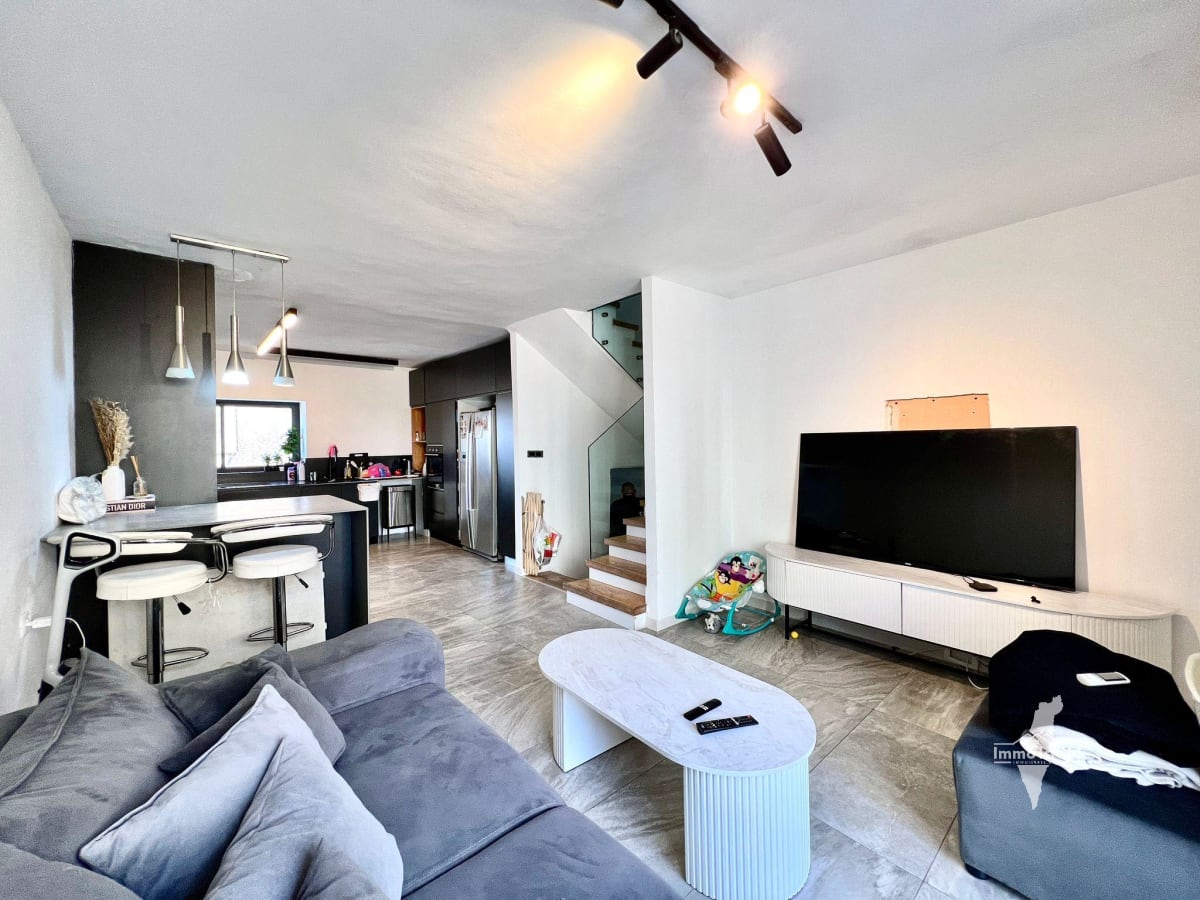 Коттедж с 6 комнатами на продажу на улице Эмек Хефер, Нетания