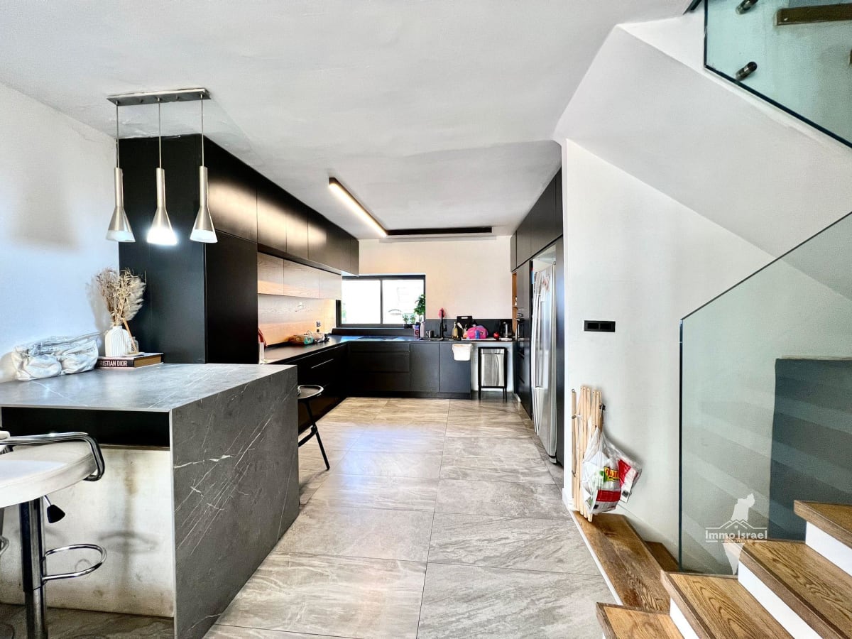 Коттедж с 6 комнатами на продажу на улице Эмек Хефер, Нетания