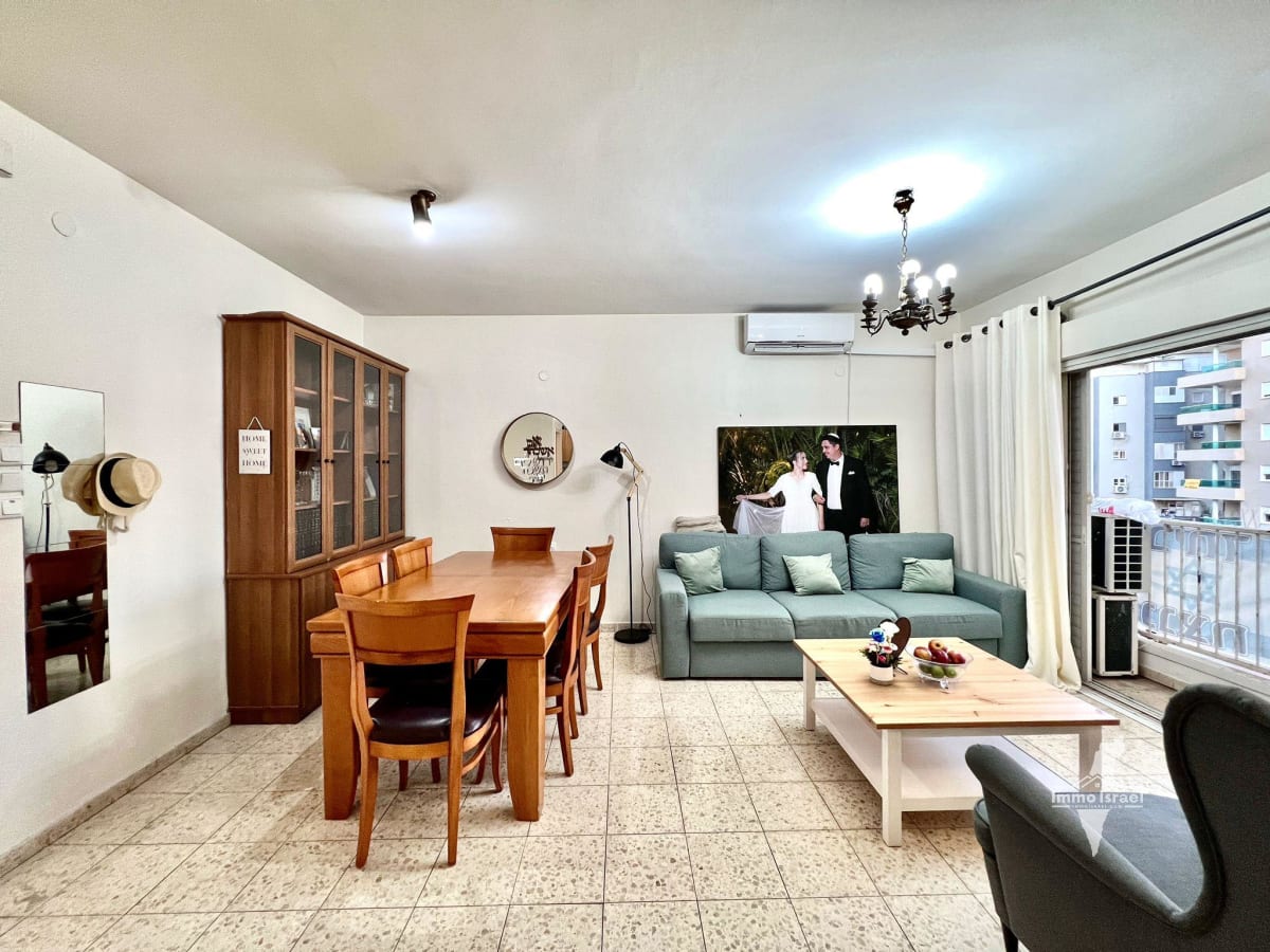 Квартира с 4 комнатами на продажу на улице Мильхемет Шешет ха-Ямим, Нетания