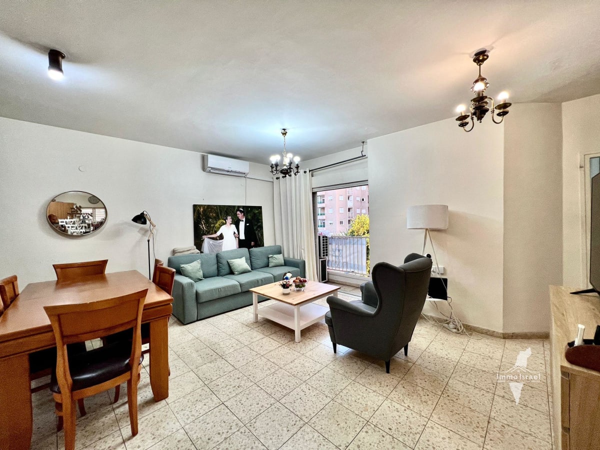 Квартира с 4 комнатами на продажу на улице Мильхемет Шешет ха-Ямим, Нетания