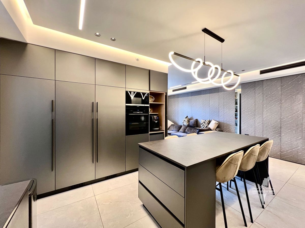 5-Room Penthouse For Sale On Yehuda HaNasi Street, Netanya