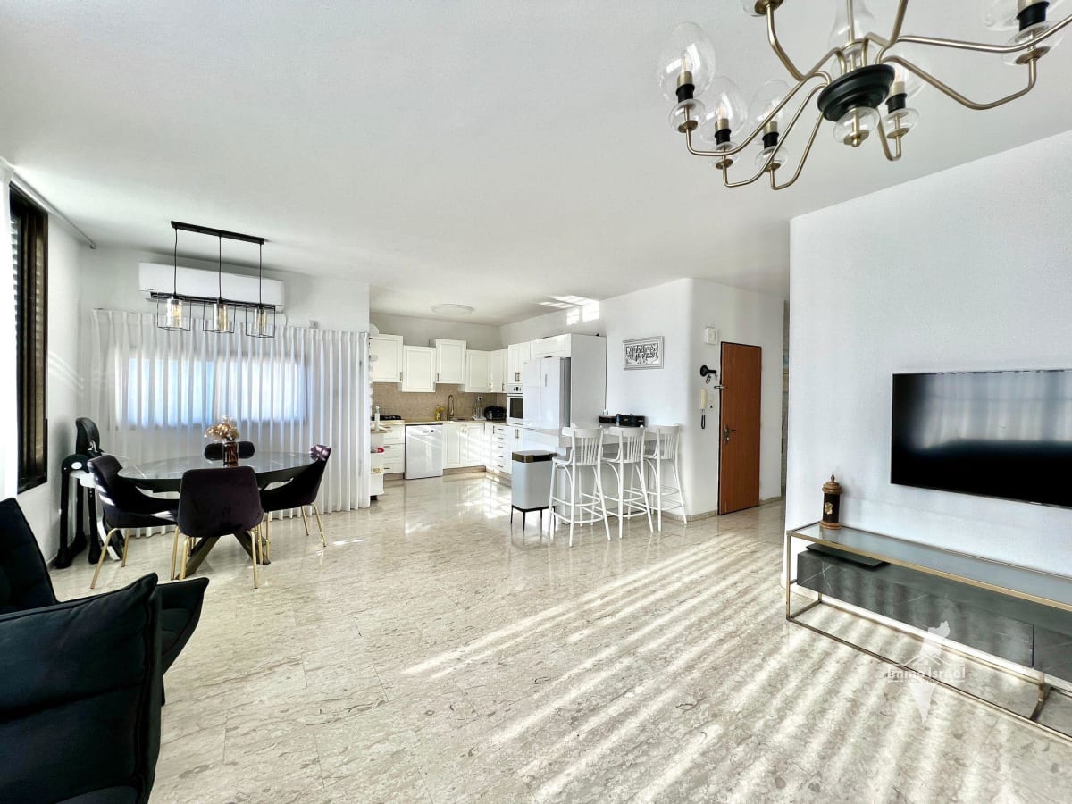 Квартира с 5 комнатами на продажу на улице Эмек Хефер, Нетания