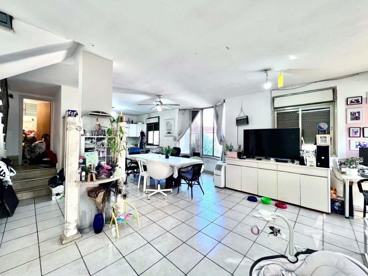 דו־משפחתי 6 חדרים למכירה ברחוב הפורצים, נתניה