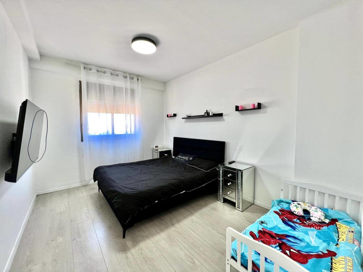 Элитный мини-пентхаус с 5 комнатами на продажу на улице ха-Рав Маймон, Нетания