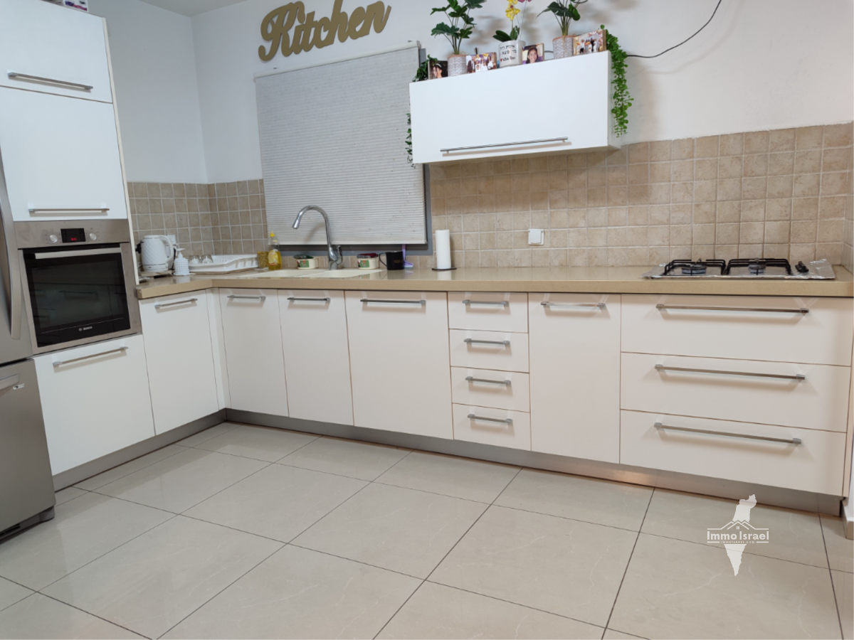4-Room Apartment For Sale On HaRav Yechya Arosi Street 5, Ashkelon