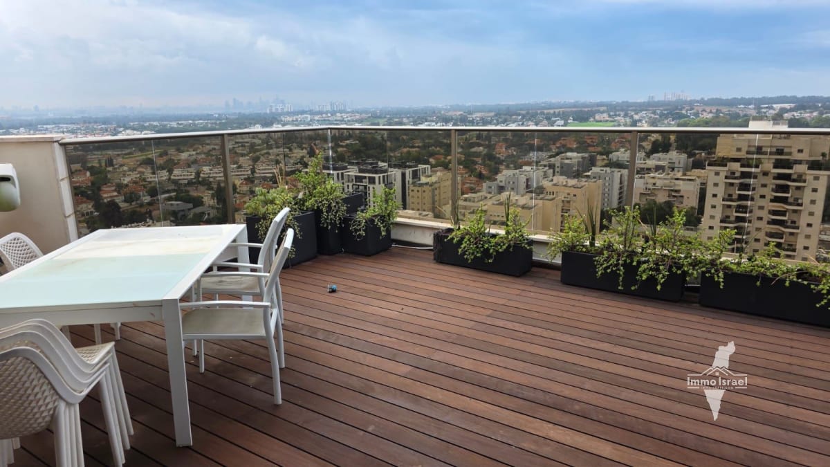 4-Room Roof Apartment For Sale In Ramat Hasharon