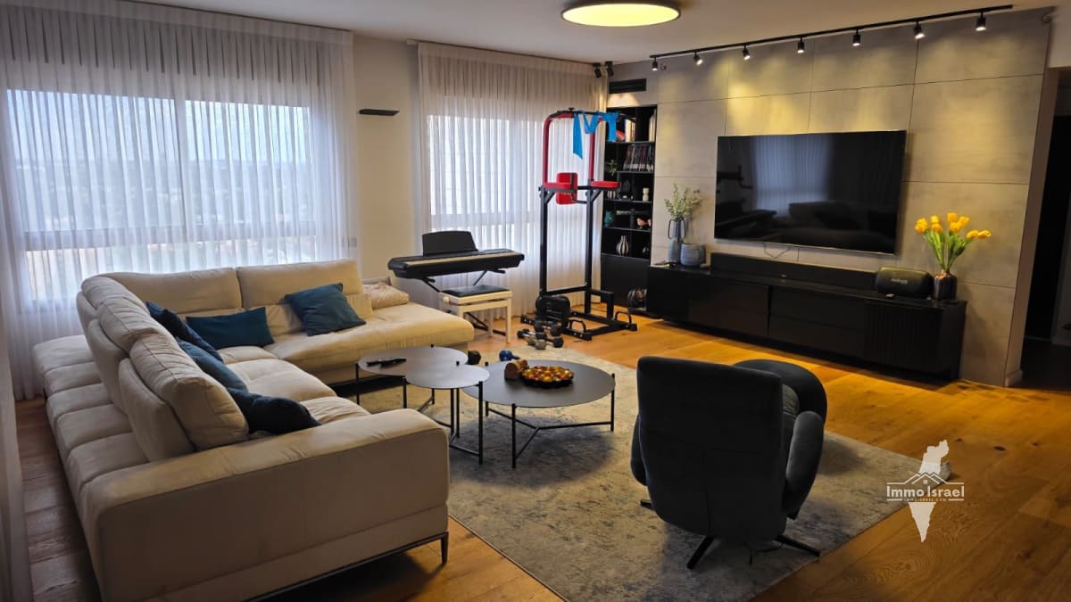 4-Room Roof Apartment For Sale In Ramat Hasharon