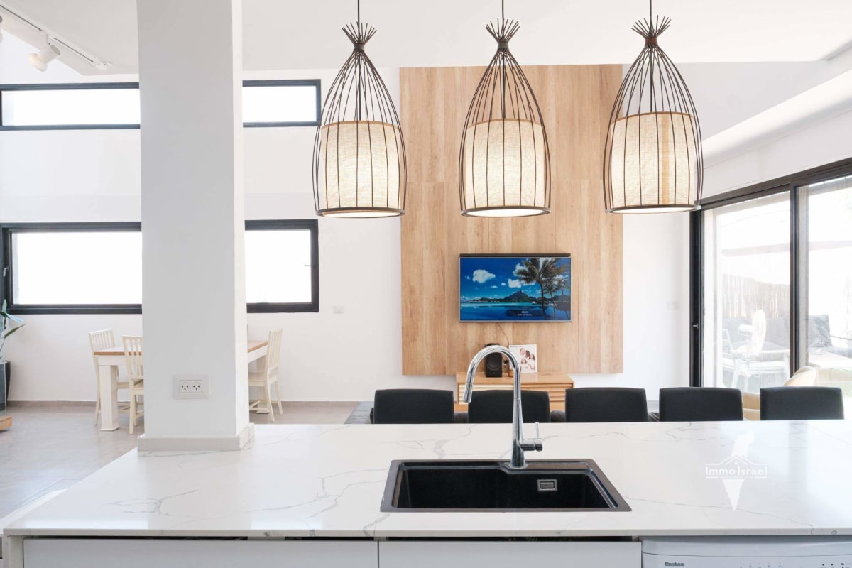 Luxury 8-Room Villa For Sale In Lehavim