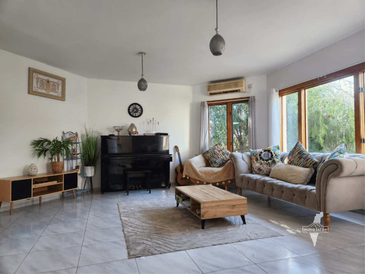 6-Room Private House For Sale On Arugot Ha-Bosem Street, Haluts